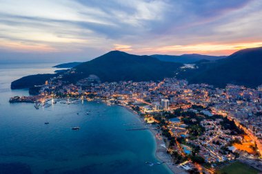 Budva, Karadağ Hava görünümünü güneş battıktan sonra Adriyatik kıyısında.
