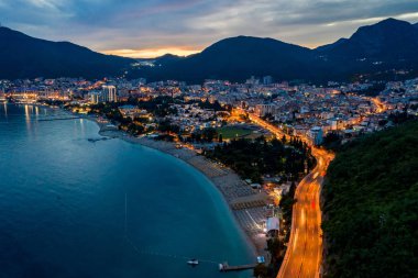 Işıklar ve arabalar ile Budva yol havadan görünümü , Karadağ