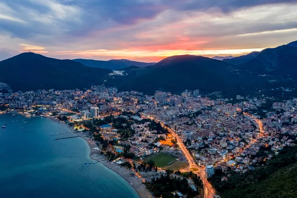 Budva, Karadağ Hava görünümünü güneş battıktan sonra Adriyatik kıyısında.