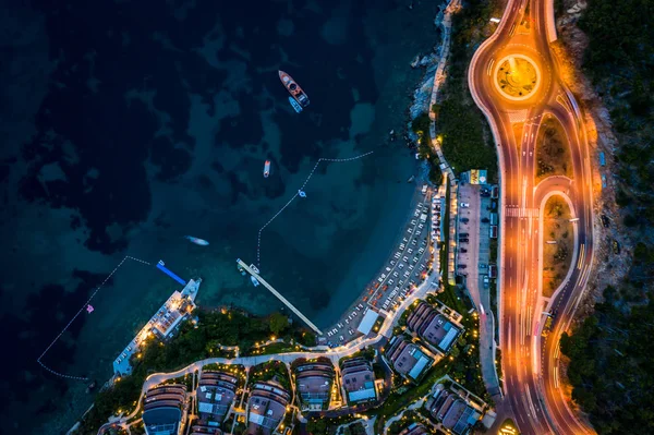 Vista aérea da estrada Budva com luzes e carros, Montenegro — Fotografia de Stock