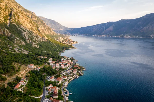 Vista aérea Puerto y pequeña ciudad en la bahía de Boka Kotor Montenegro — Foto de Stock