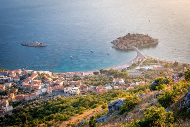Sveti Stefan Island City'de gün batımı manzarası. Karadağ. Balkanlar, Adriyatik denizi