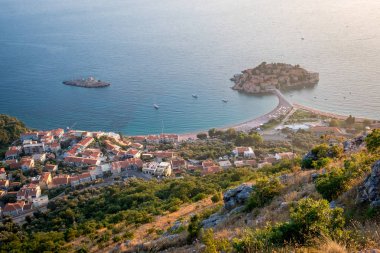 Sveti Stefan Island City'de gün batımı manzarası. Karadağ. Balkanlar, Adriyatik denizi