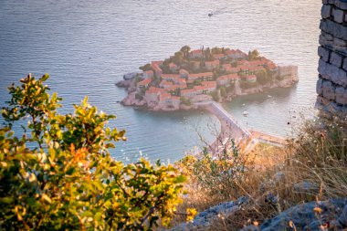 Sveti Stefan Island City'de gün batımı manzarası. Karadağ. Balkanlar, Adriyatik denizi