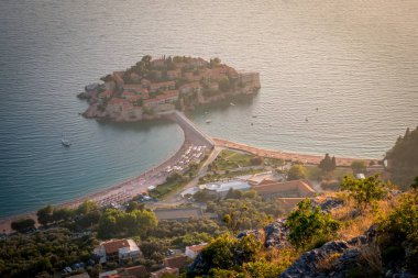 Sveti Stefan Island City'de gün batımı manzarası. Karadağ. Balkanlar, Adriyatik denizi