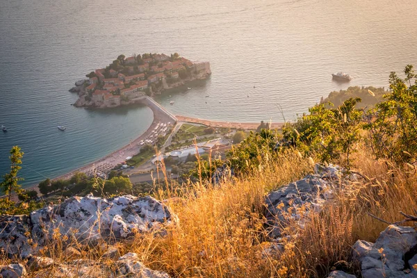 Výhled na západ slunce na ostrově Sveti Stefan. Černá hora. Balkánské moře — Stock fotografie
