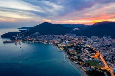 Budva, Karadağ Hava görünümünü güneş battıktan sonra Adriyatik kıyısında.