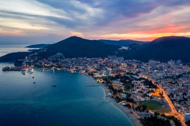 Budva, Karadağ Hava görünümünü güneş battıktan sonra Adriyatik kıyısında.