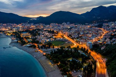 Işıklar ve arabalar ile Budva yol havadan görünümü , Karadağ
