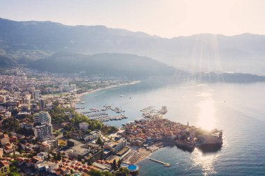 Gün doğumunda Eski Şehir Budva havadan görünümü