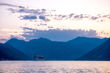 Gemi Kotor Körfezi 'nden gün batımında ayrılıyor.