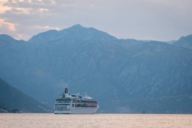 Gemi Kotor Körfezi 'nden gün batımında ayrılıyor.
