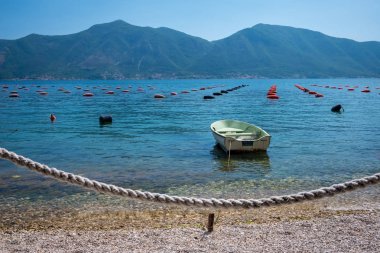 Karadağ 'ın Kotor Körfezi' ndeki bir istiridye çiftliğinde balıkçı teknesi