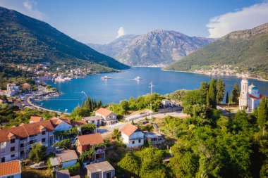 Kotor körfezi ve Josice şapelinin panoramik manzarası, Karadağ.