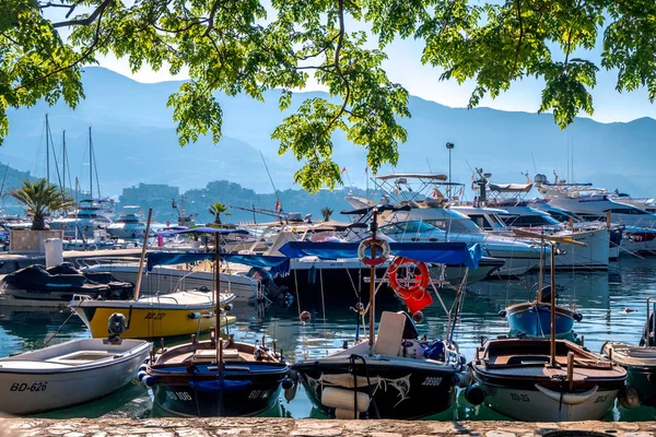 Budva eski şehir iskelesindeki tekneler