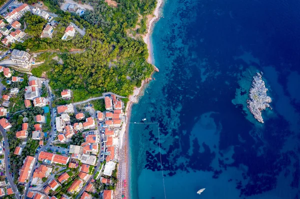 Vue aérienne sur la côte adriatique du Monténégro. Vue de la route, maisons et plages — Photo