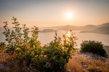 Güzel dağların arasında denizde gün batımı, Adriyatik Denizi. Karadağ.
