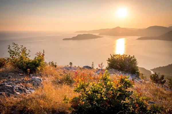Puesta de sol en el mar entre las hermosas montañas, el mar Adriático. Montenegro . — Foto de Stock
