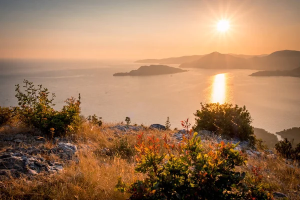 Pôr do sol no mar entre as belas montanhas, o Mar Adriático. Montenegro . — Fotografia de Stock
