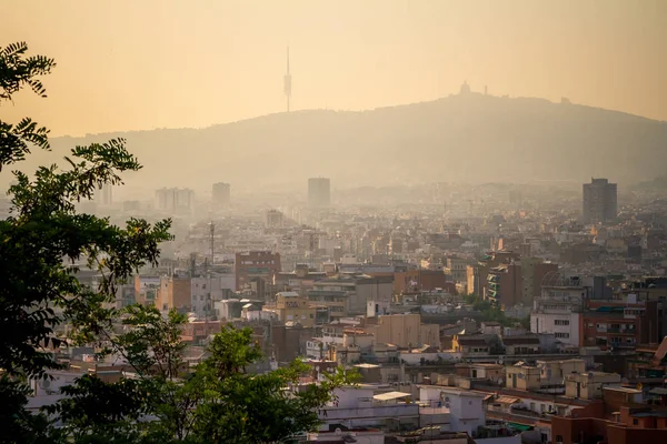 Puesta de sol sobre la ciudad de Barcelona España — Foto de Stock