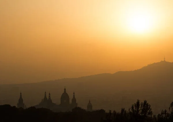 Puesta de sol sobre la ciudad de Barcelona España — Foto de Stock