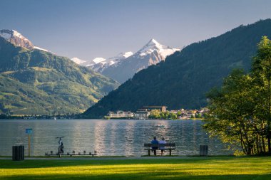 iki kişi Lake Zell See bir bankta dinlenmek