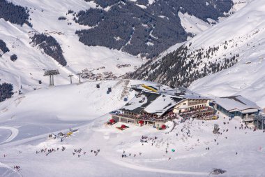 Zillertal Arena kayak merkezinde dağ restoranı. Kış Alpleri'nde Avusturya'da Tirol Mayrhofen