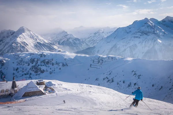 齐勒塔尔竞技场滑雪胜地的滑雪者。蒂罗尔迈尔霍芬在奥地利冬季阿尔卑斯山 — 图库照片