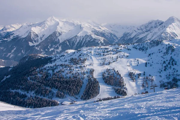 齐勒塔尔竞技场滑雪胜地的滑雪道。蒂罗尔迈尔霍芬在奥地利冬季阿尔卑斯山 — 图库照片