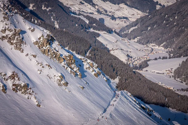 齐勒塔尔竞技场滑雪胜地的山谷景色。蒂罗尔迈尔霍芬在奥地利冬季阿尔卑斯山 — 图库照片