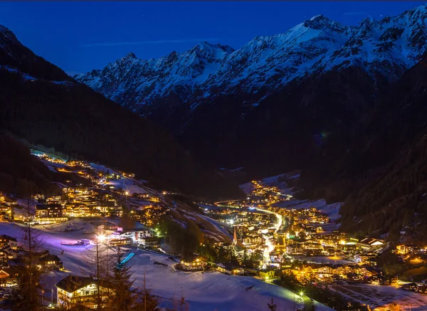Ночной вид на горнолыжный курорт Solden в Австрии — стоковое фото