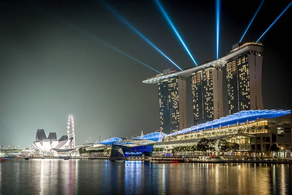 Beautiful laser show at the marina bay waterfront in singapore — Stock Photo, Image