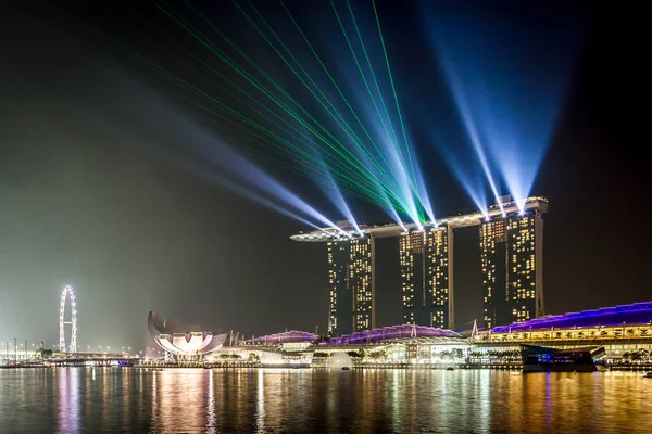 Beautiful laser show at the marina bay waterfront in singapore — Stock Photo, Image