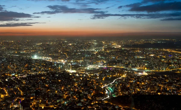 Noche aérea vista panorámica de negocios Estambul, Turquía — Foto de Stock