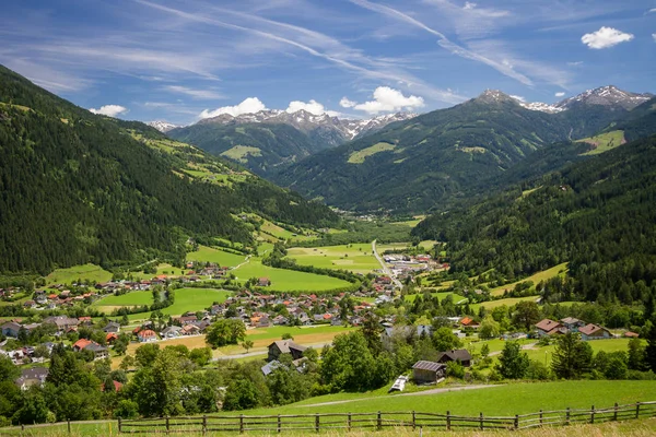 Alpin utsikt med toppar och kullar som omger en liten by i Österrike. — Stockfoto