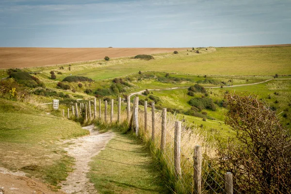 Sentier le long du terrain à Douvre's Hill près de Chipping Campden — Photo