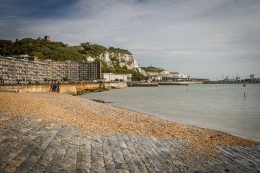 Dover, Kent, İngiltere, İngiltere - 17.Ağustos 2017: Dover Feribot Limanı'nın ariel görünümü ve liman Kale'deki görüş noktasından alınmıştır. Geniş açılı lens ile yapılan gündüz çekimi.