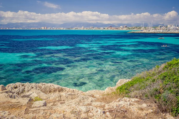 Colorful summer landscape with bay, boat, rocks, blue water, sky. Balearic islands Mallorca. View on Palma de Mallorca — Stock Photo, Image