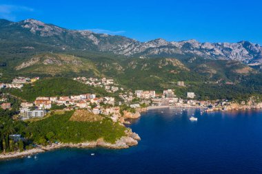 Budva Riviera, Karadağ'ın havadan panoramik manzarası. Bir yaz gününde Adriyatik Denizi'ndeki Becici ve Rafailovici kıyı şeridinin manzara manzarası.