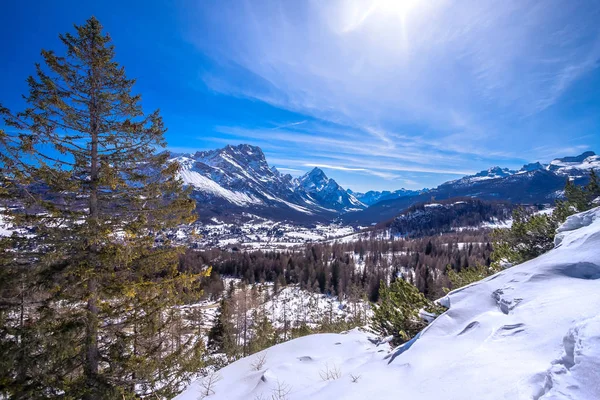 Paisaje invernal en Dolomitas en la estación de esquí Cortina D 'Ampezzo, Italia — Foto de Stock