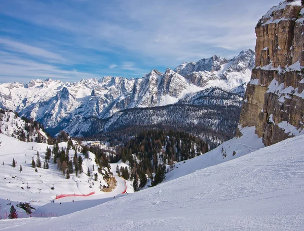 Paisaje invernal en Dolomitas en la estación de esquí Cortina D 'Ampezzo, Italia —  Fotos de Stock