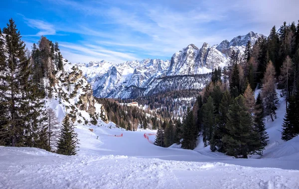 Зимний пейзаж в Доломитовых Альпах на горнолыжном курорте Cortina D 'Ampezzo, Италия — стоковое фото