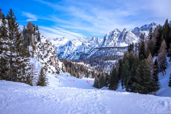 Зимний пейзаж в Доломитовых Альпах на горнолыжном курорте Cortina D 'Ampezzo, Италия — стоковое фото