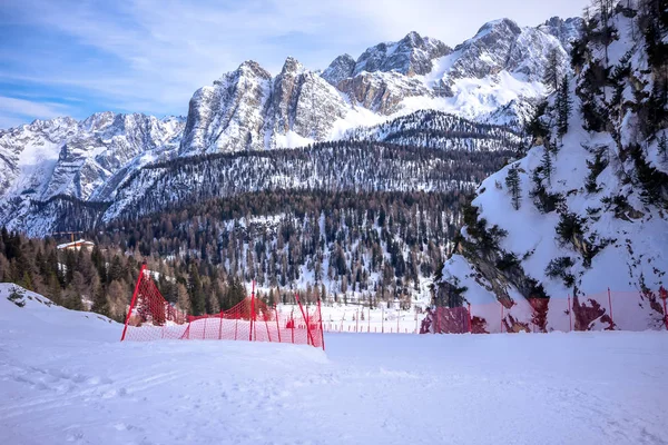 Paisaje invernal en Dolomitas en la estación de esquí Cortina D 'Ampezzo, Italia —  Fotos de Stock