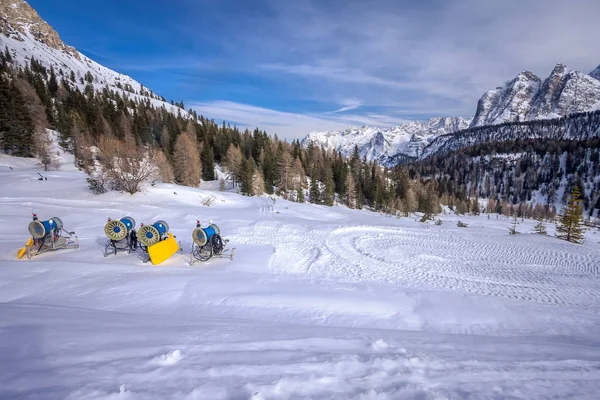 Paisaje invernal en Dolomitas en la estación de esquí Cortina D 'Ampezzo, Italia —  Fotos de Stock