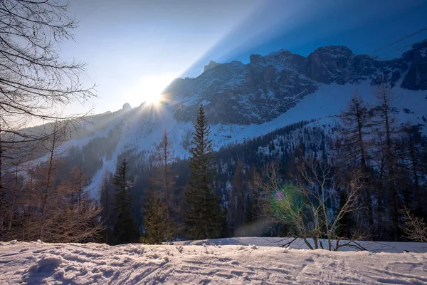 Paisaje invernal en Dolomitas en la estación de esquí Cortina D 'Ampezzo, Italia — Foto de Stock