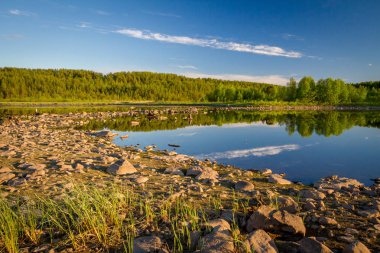 Kandalaksha yakınlarındaki Zelenoborsky köyünde Kovdozero gölünün görünümü. Kola Peninsula, Rusya Federasyonu.