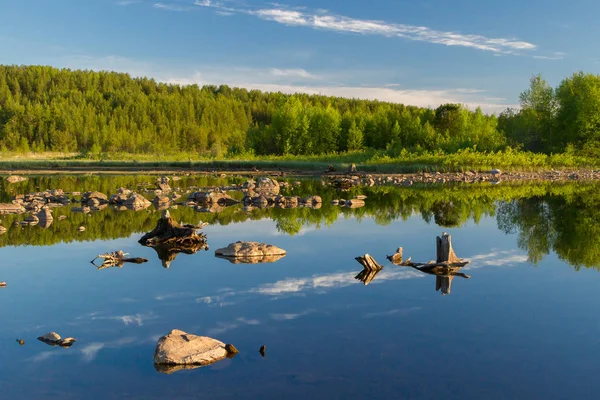 在坎达拉克沙附近的泽莱诺博尔斯基村的科夫多泽湖上的石头、水晶水和绿树。科拉半岛， 俄罗斯. — 图库照片