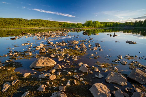 Pedras, água cristalina no lago Kovdozero na aldeia de Zelenoborsky perto de Kandalaksha. Península de Kola, Rússia . — Fotografia de Stock