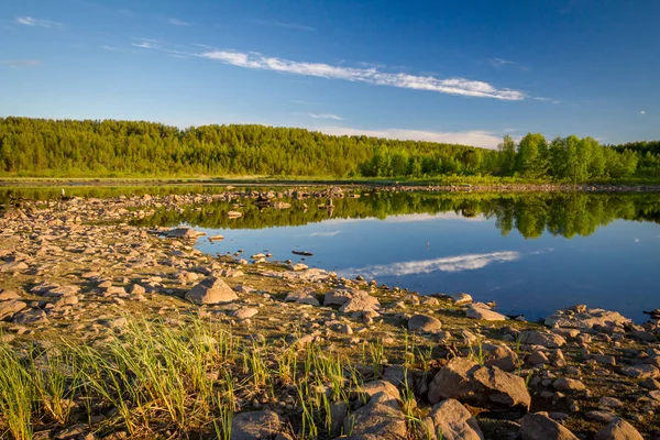 Вид на озеро Ковдозеро в селе Зеленоборский близ Кандалакши. Кольский полуостров, Россия . — стоковое фото
